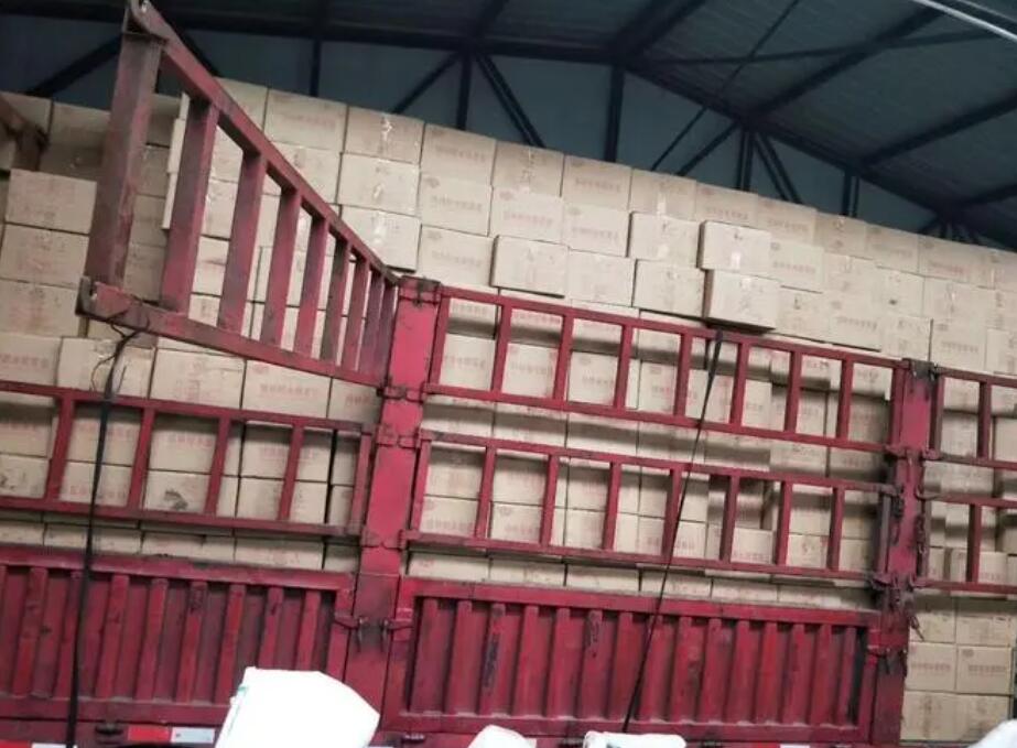 特種<a href=http://m.wd888.cn/fwzhxt/ target=_blank class=infotextkey>蜂窩活性炭</a>裝車發(fā)貨